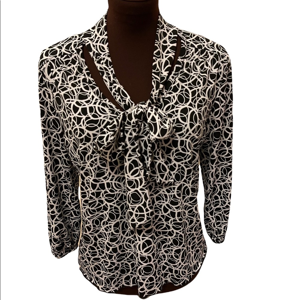 Black & white wrinkle free front ties top